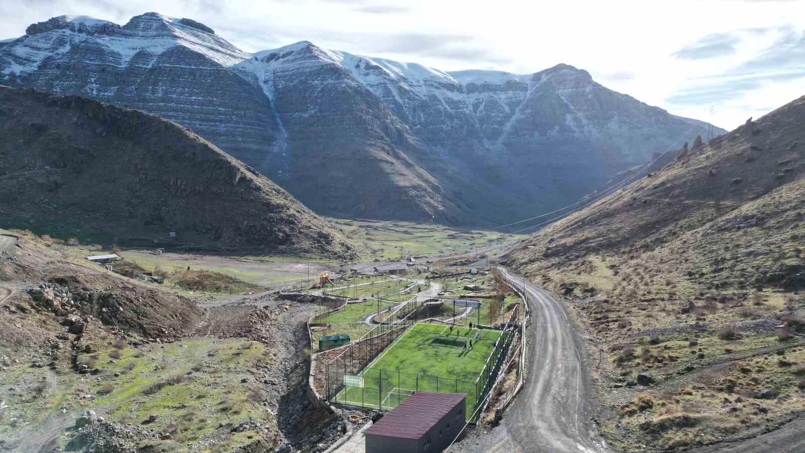 Şırnak’ta terör yuvası olan bölge vatandaşlar için halı saha oldu