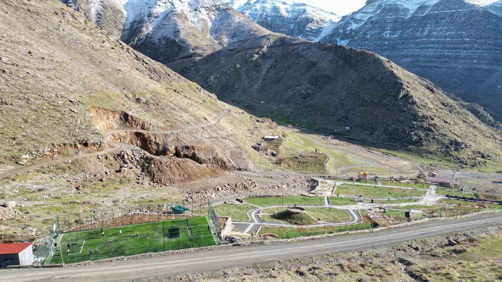 Şırnak’ta terör yuvası olan bölge vatandaşlar için halı saha oldu