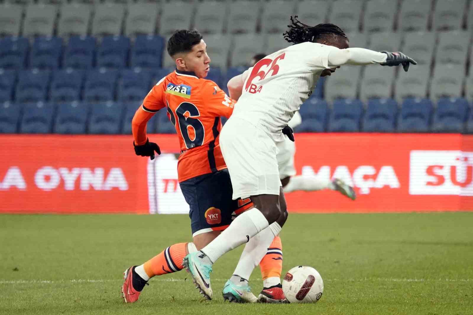 Trendyol Süper Lig: RAMS Başakşehir: 1 - Pendikspor: 1 (İlk yarı)