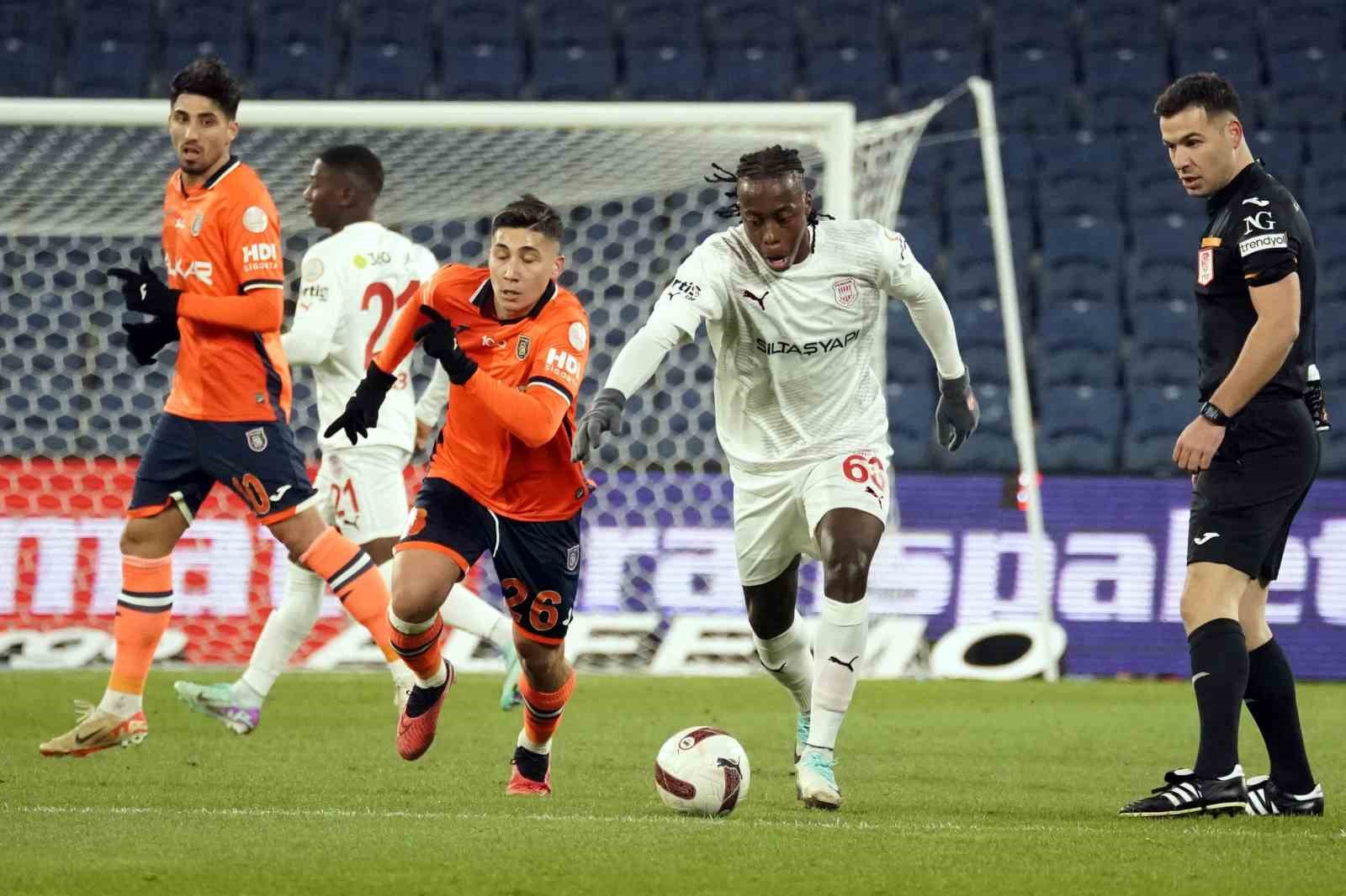 Trendyol Süper Lig: RAMS Başakşehir: 1 - Pendikspor: 1 (İlk yarı)