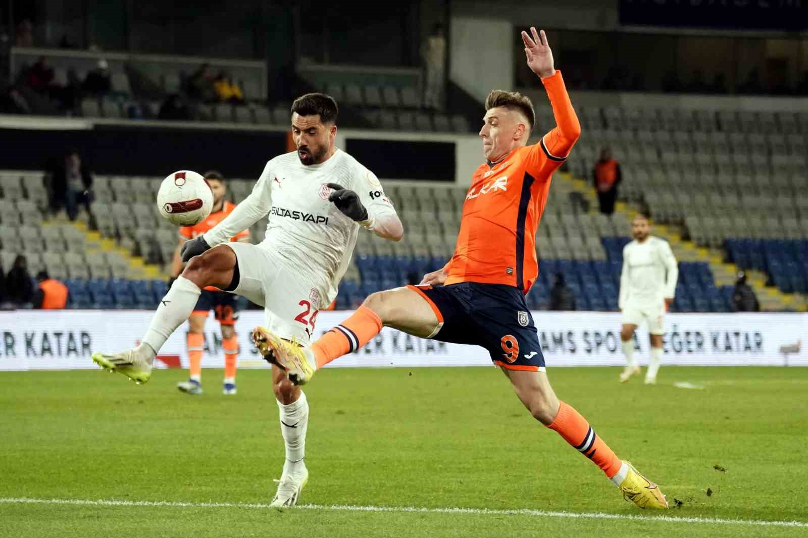 Trendyol Süper Lig: RAMS Başakşehir: 1 - Pendikspor: 1 (İlk yarı)