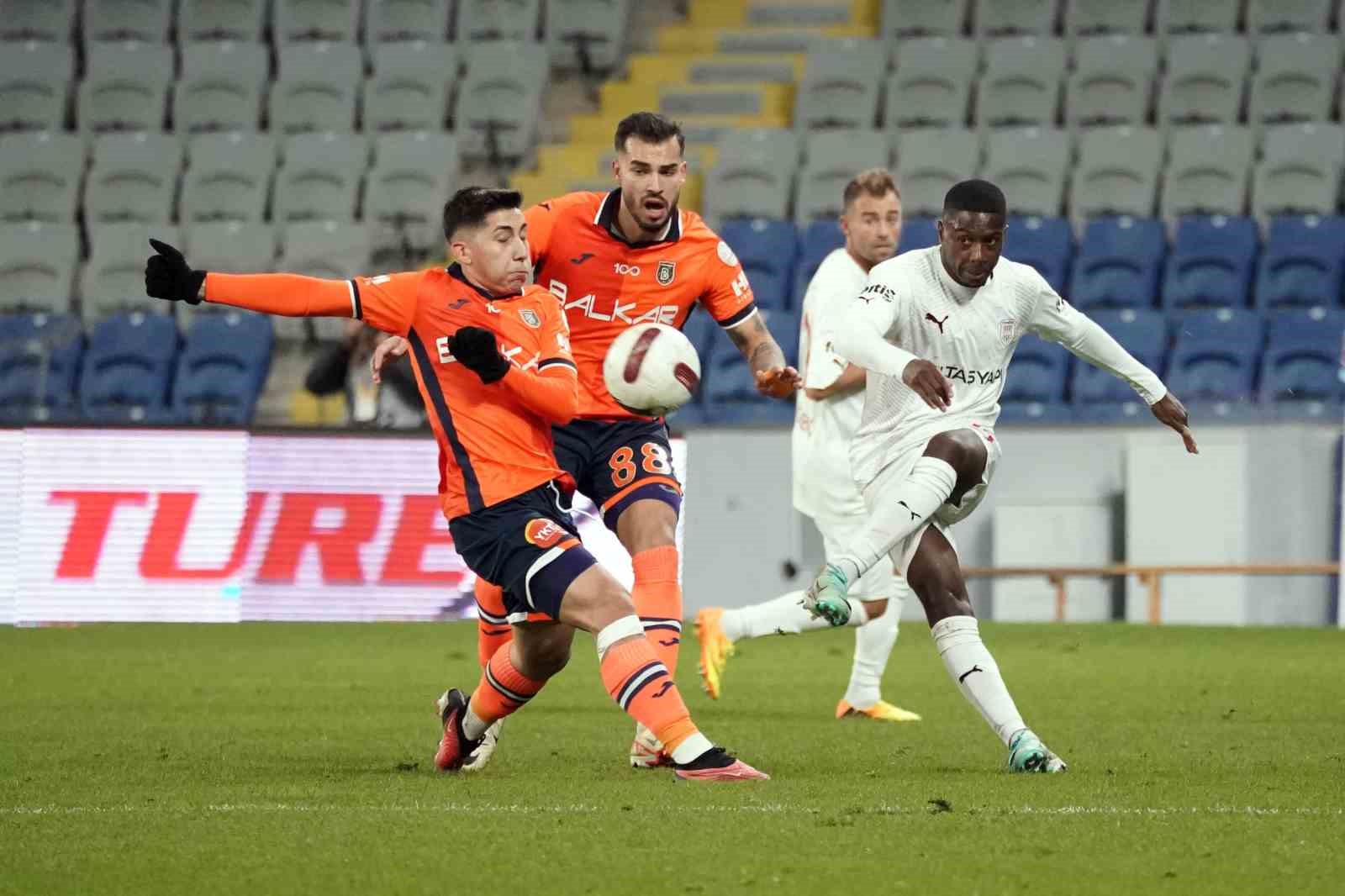 Trendyol Süper Lig: RAMS Başakşehir: 1 - Pendikspor: 1 (İlk yarı)