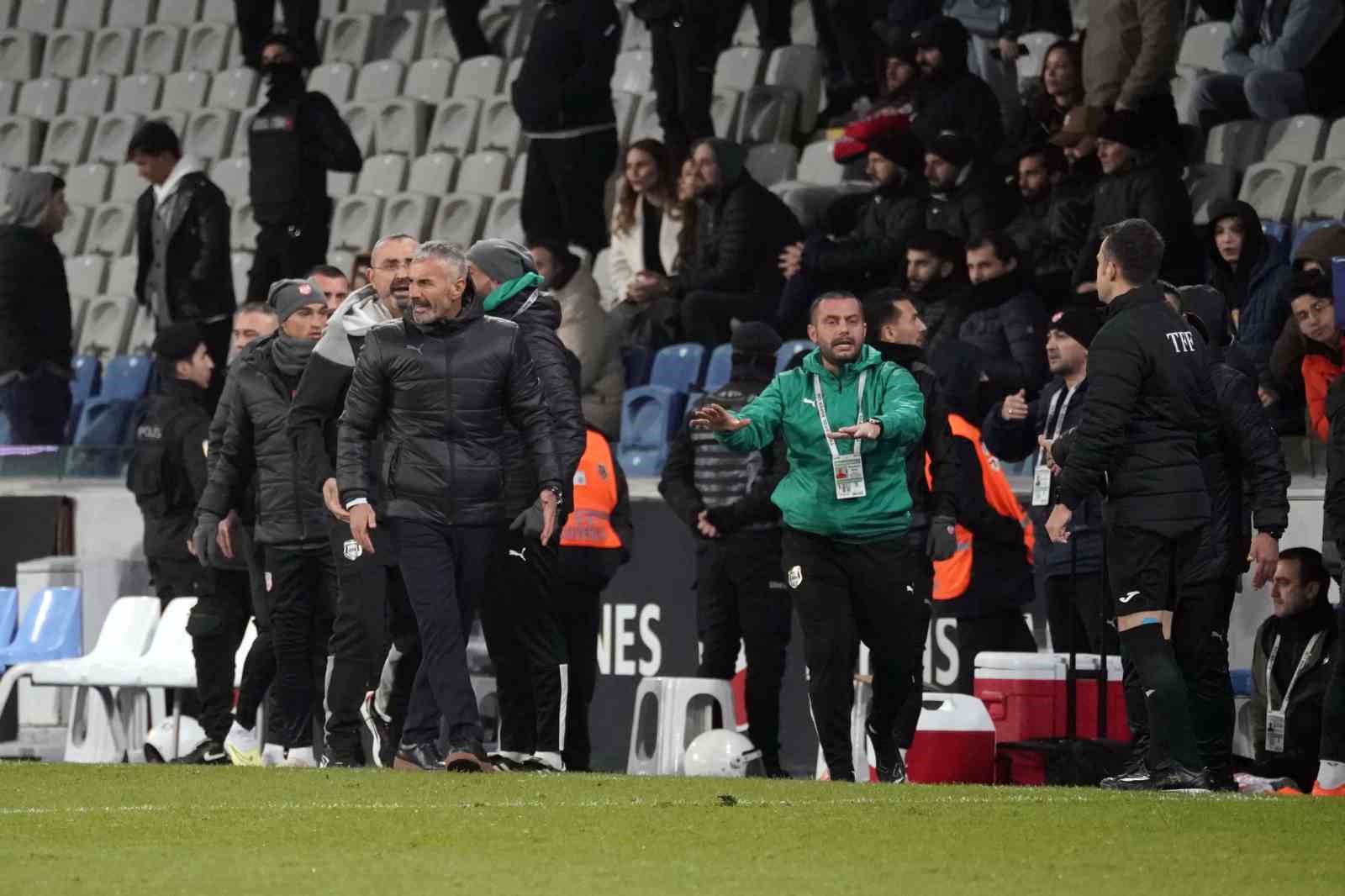 Trendyol Süper Lig: RAMS Başakşehir: 1 - Pendikspor: 1 (İlk yarı)