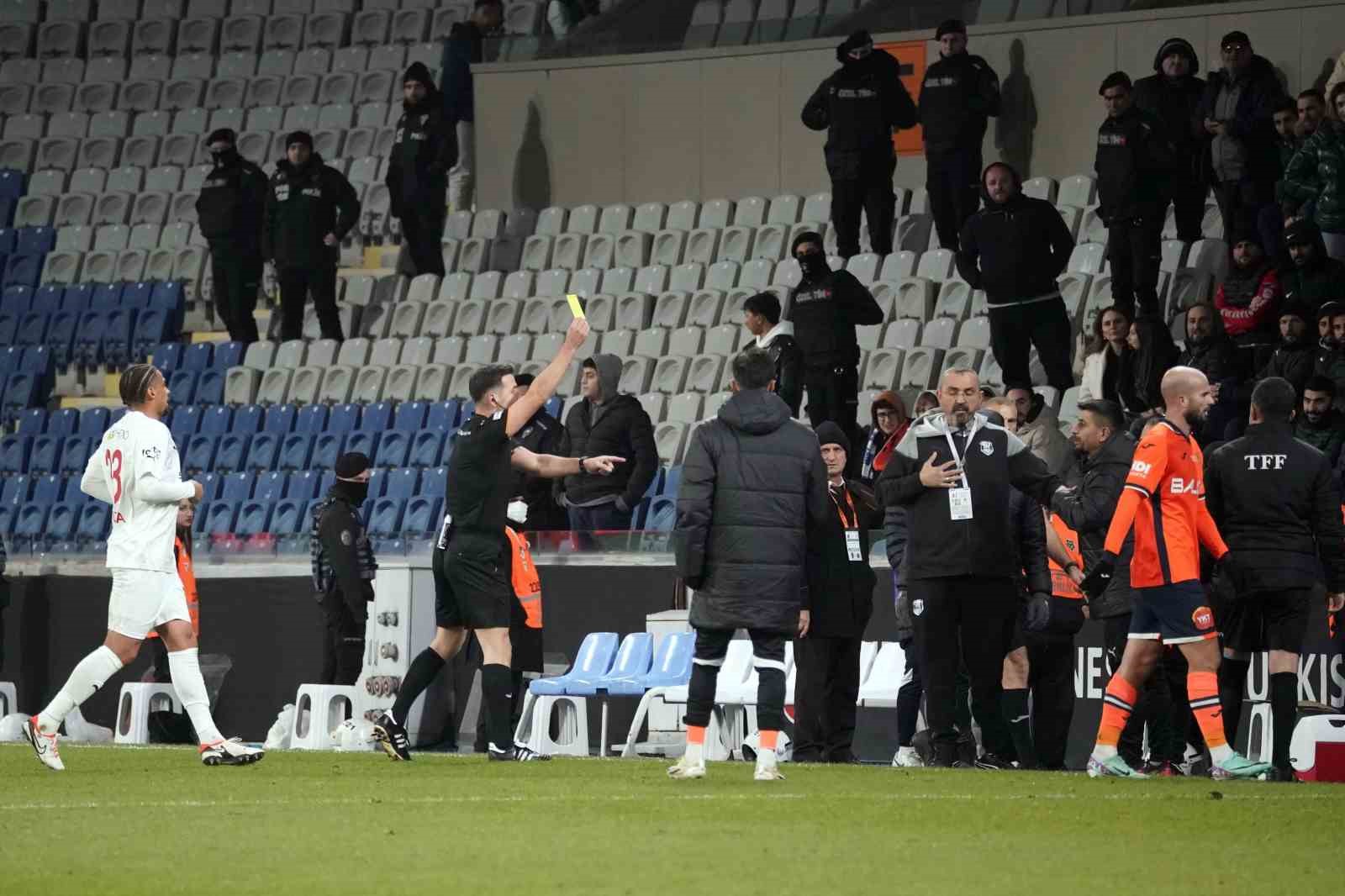 Trendyol Süper Lig: RAMS Başakşehir: 1 - Pendikspor: 1 (İlk yarı)