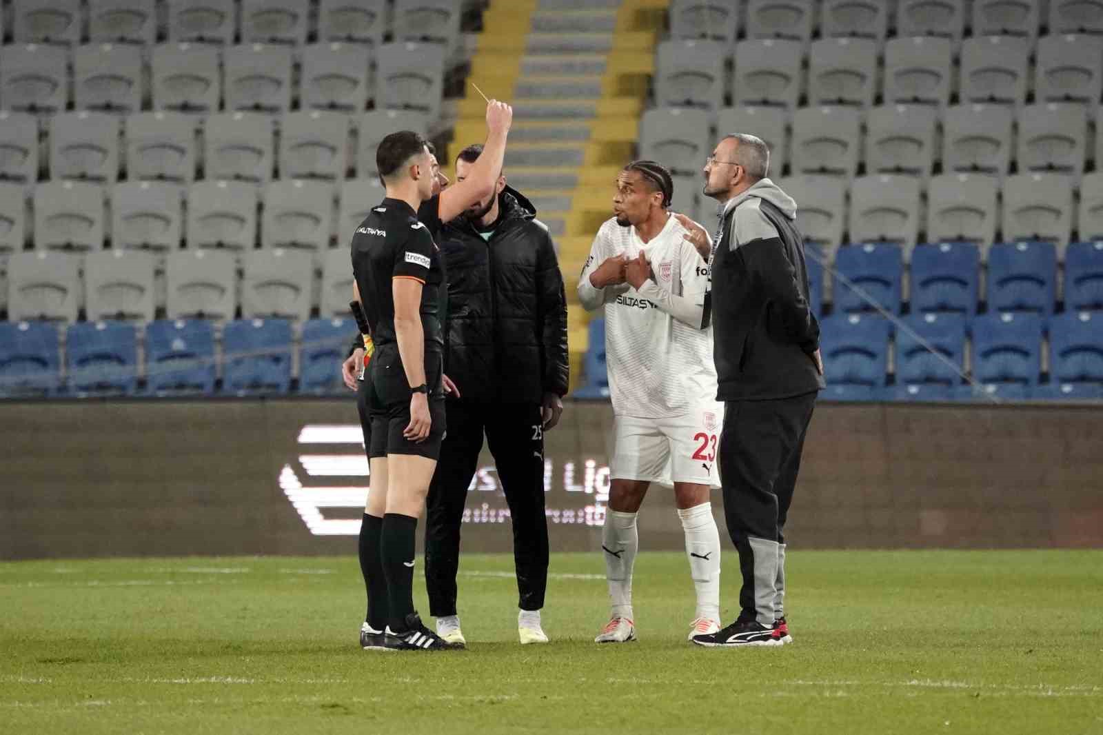 Trendyol Süper Lig: RAMS Başakşehir: 1 - Pendikspor: 1 (İlk yarı)