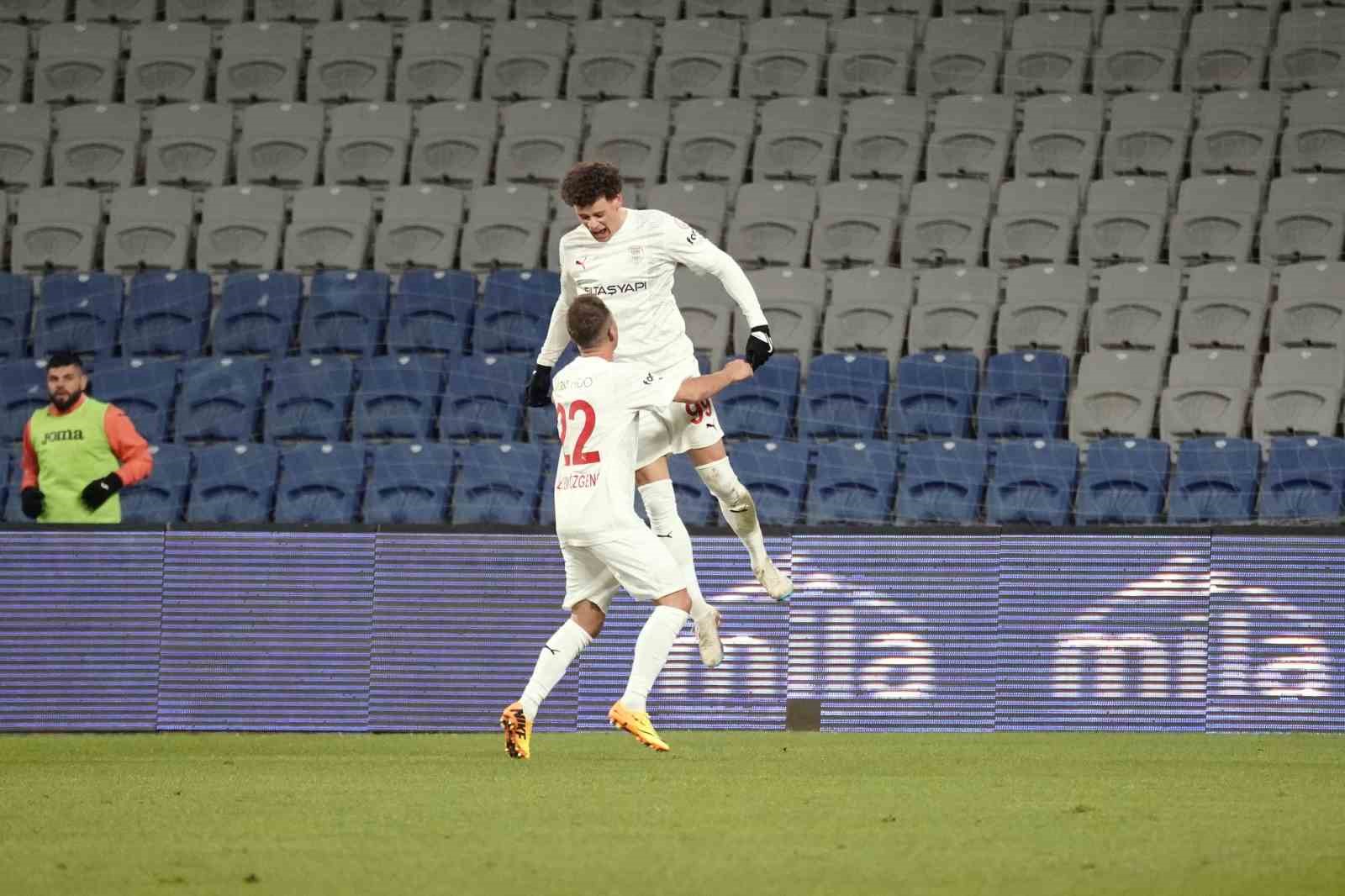 Trendyol Süper Lig: RAMS Başakşehir: 1 - Pendikspor: 1 (İlk yarı)