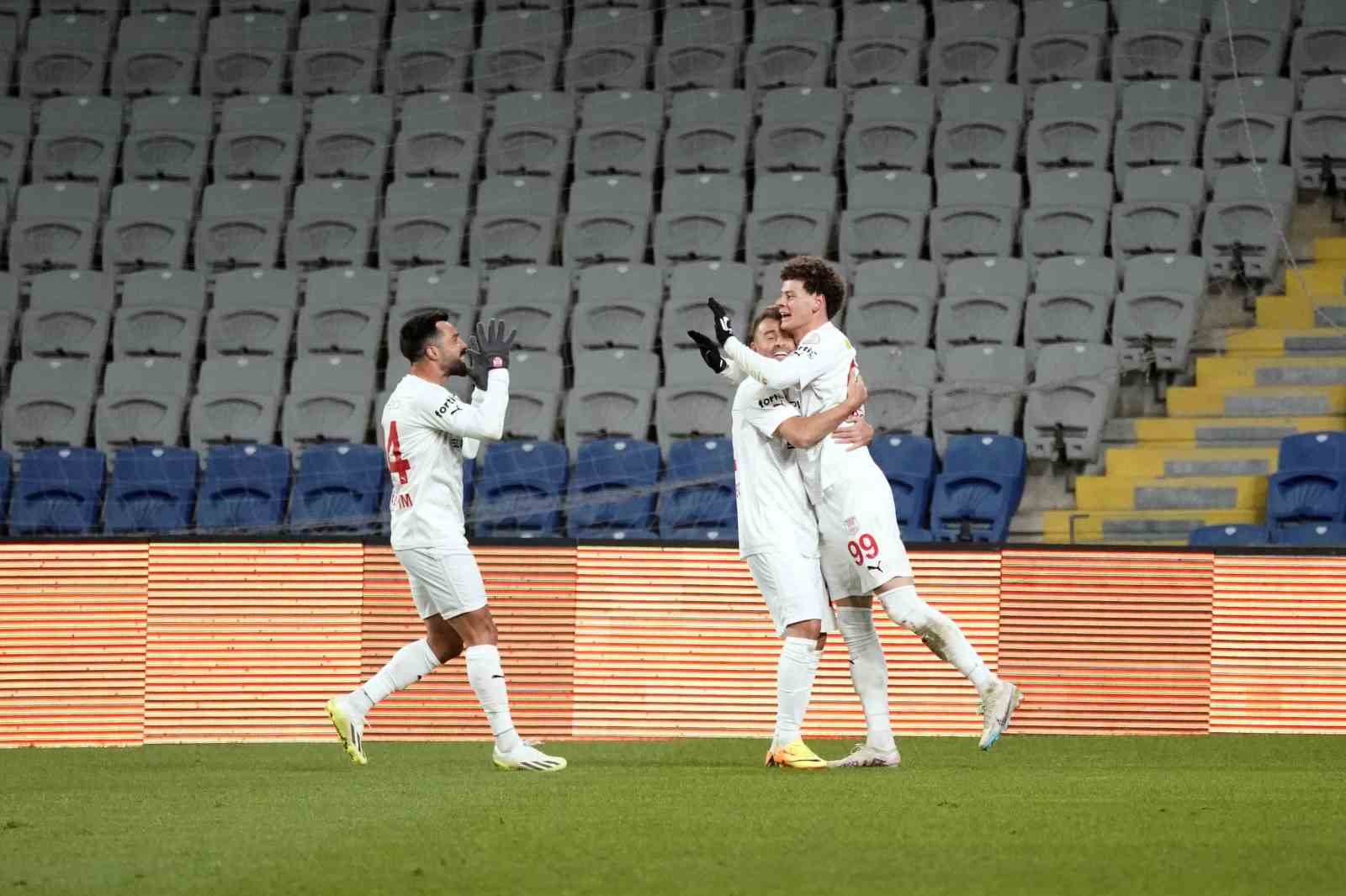 Trendyol Süper Lig: RAMS Başakşehir: 1 - Pendikspor: 1 (İlk yarı)