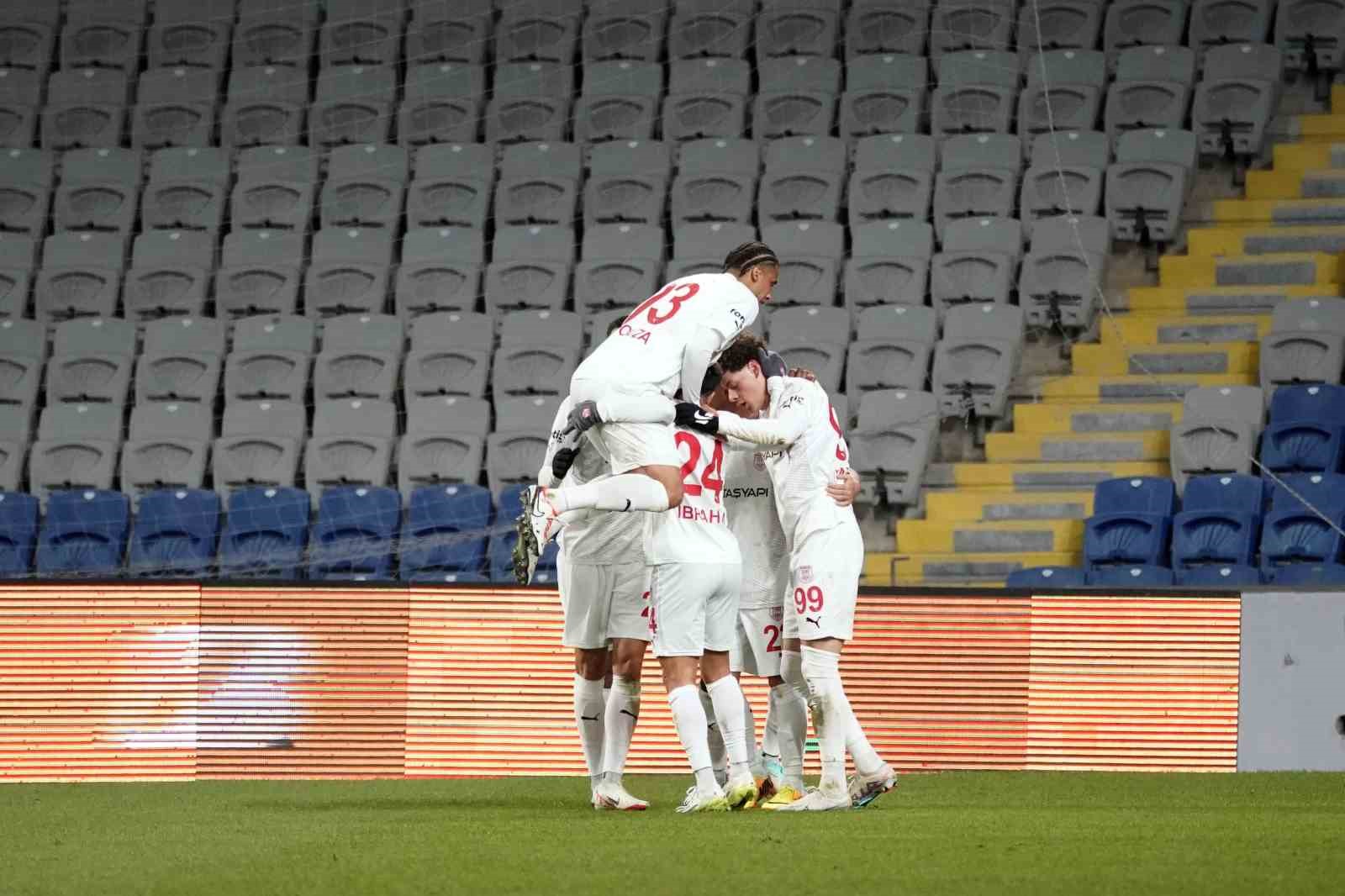 Trendyol Süper Lig: RAMS Başakşehir: 1 - Pendikspor: 1 (İlk yarı)