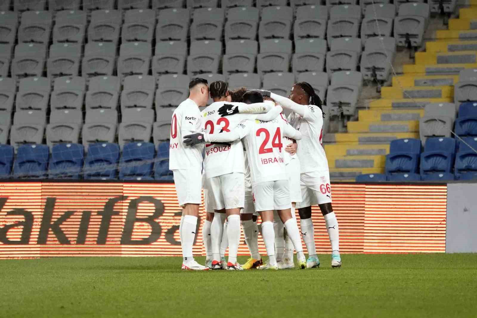 Trendyol Süper Lig: RAMS Başakşehir: 1 - Pendikspor: 1 (İlk yarı)