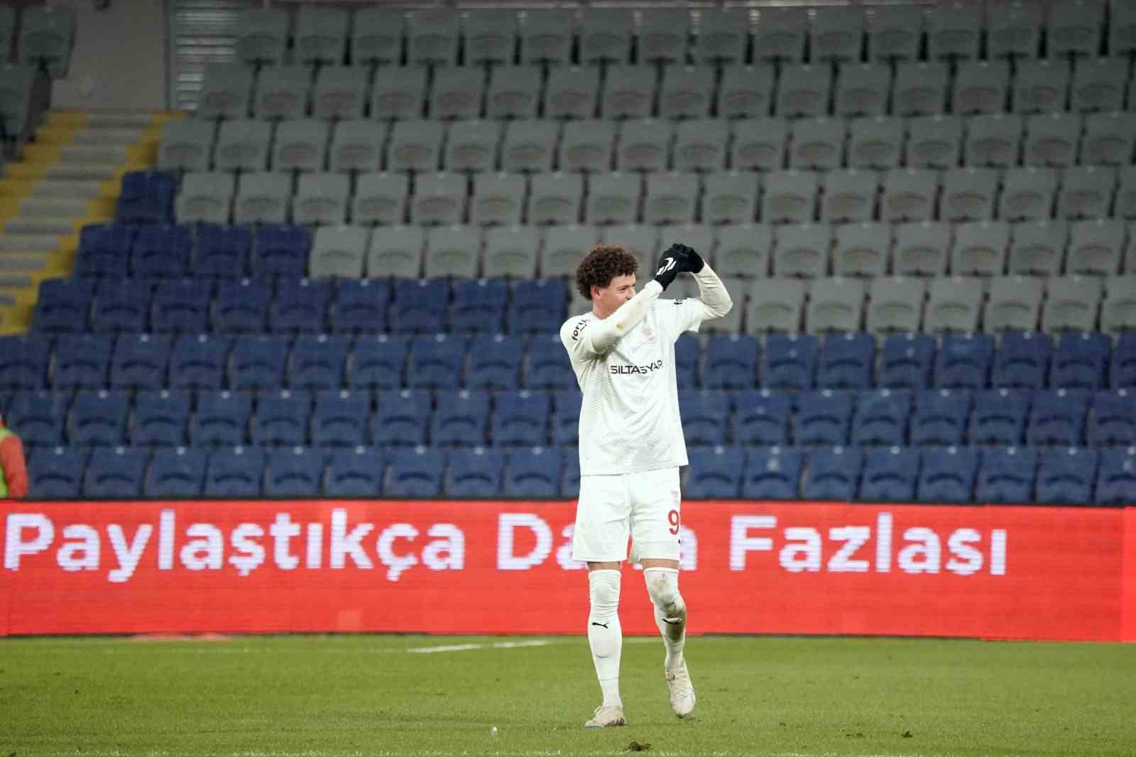 Trendyol Süper Lig: RAMS Başakşehir: 1 - Pendikspor: 1 (İlk yarı)