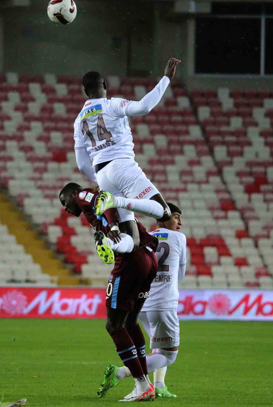 Trendyol Süper Lig: Sivasspor: 1 - Trabzonspor: 0 (Maç devam ediyor)