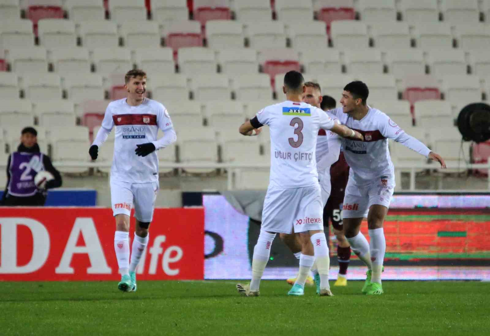 Trendyol Süper Lig: Sivasspor: 1 - Trabzonspor: 0 (Maç devam ediyor)