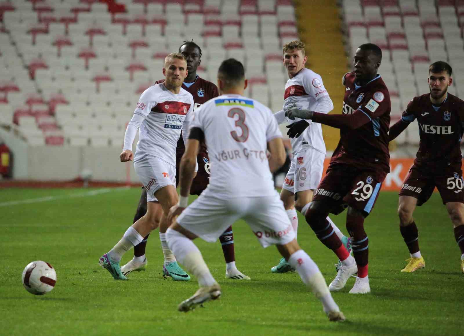 Trendyol Süper Lig: Sivasspor: 1 - Trabzonspor: 0 (Maç devam ediyor)