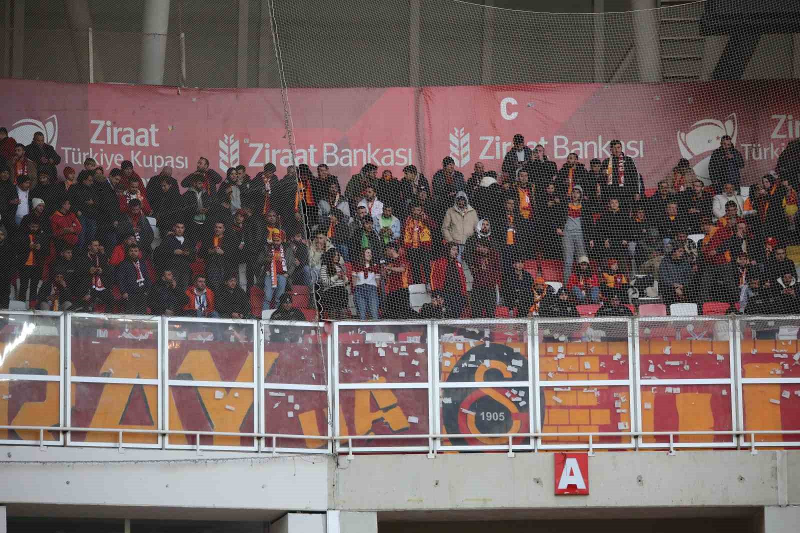 Galatasaraylı taraftarlar takımını yalnız bırakmadı