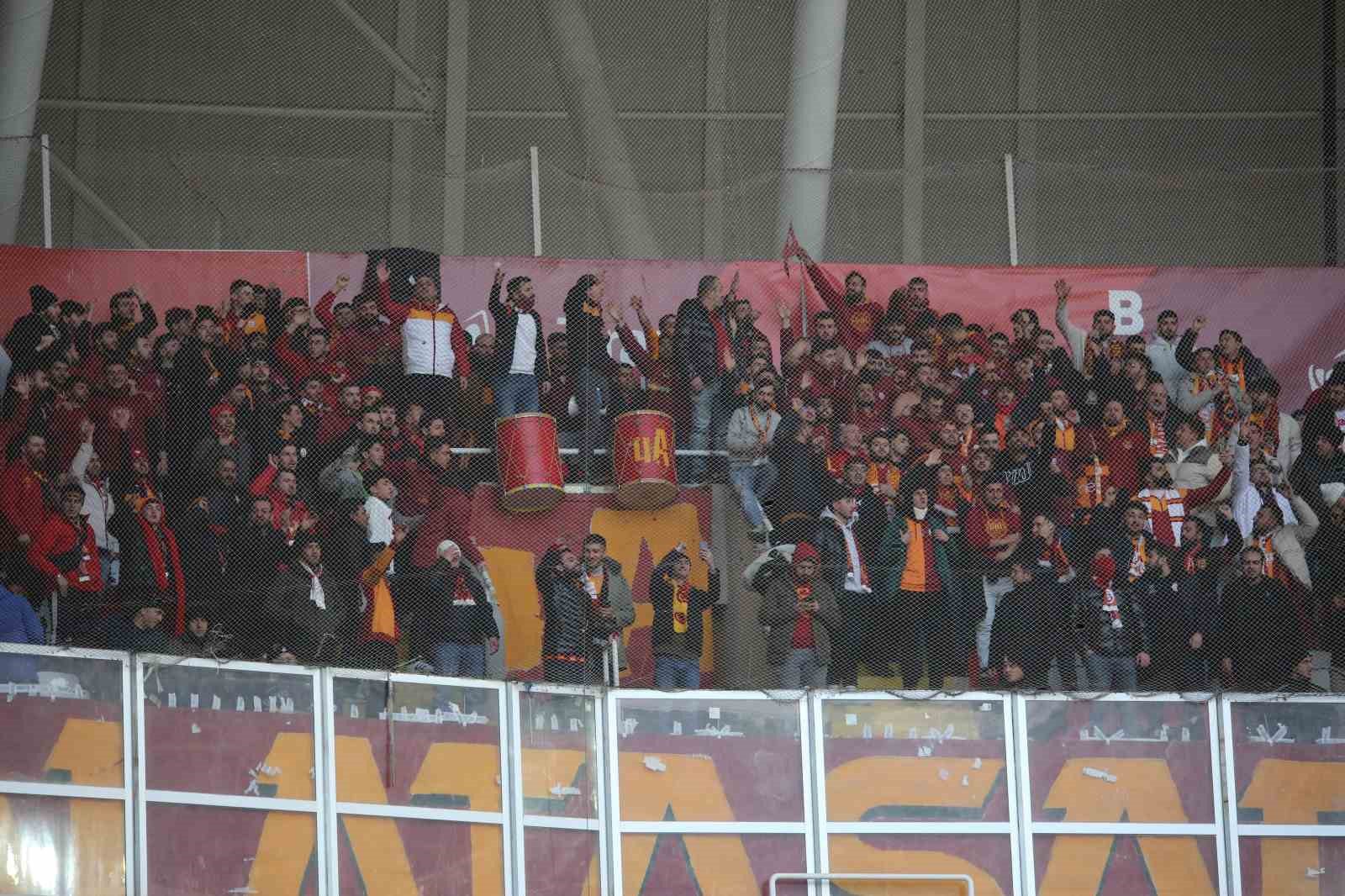 Galatasaraylı taraftarlar takımını yalnız bırakmadı