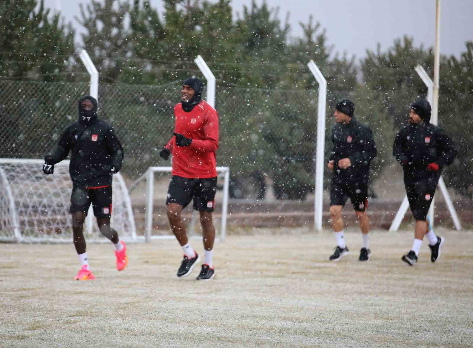 Sivasspor kar altında çalıştı