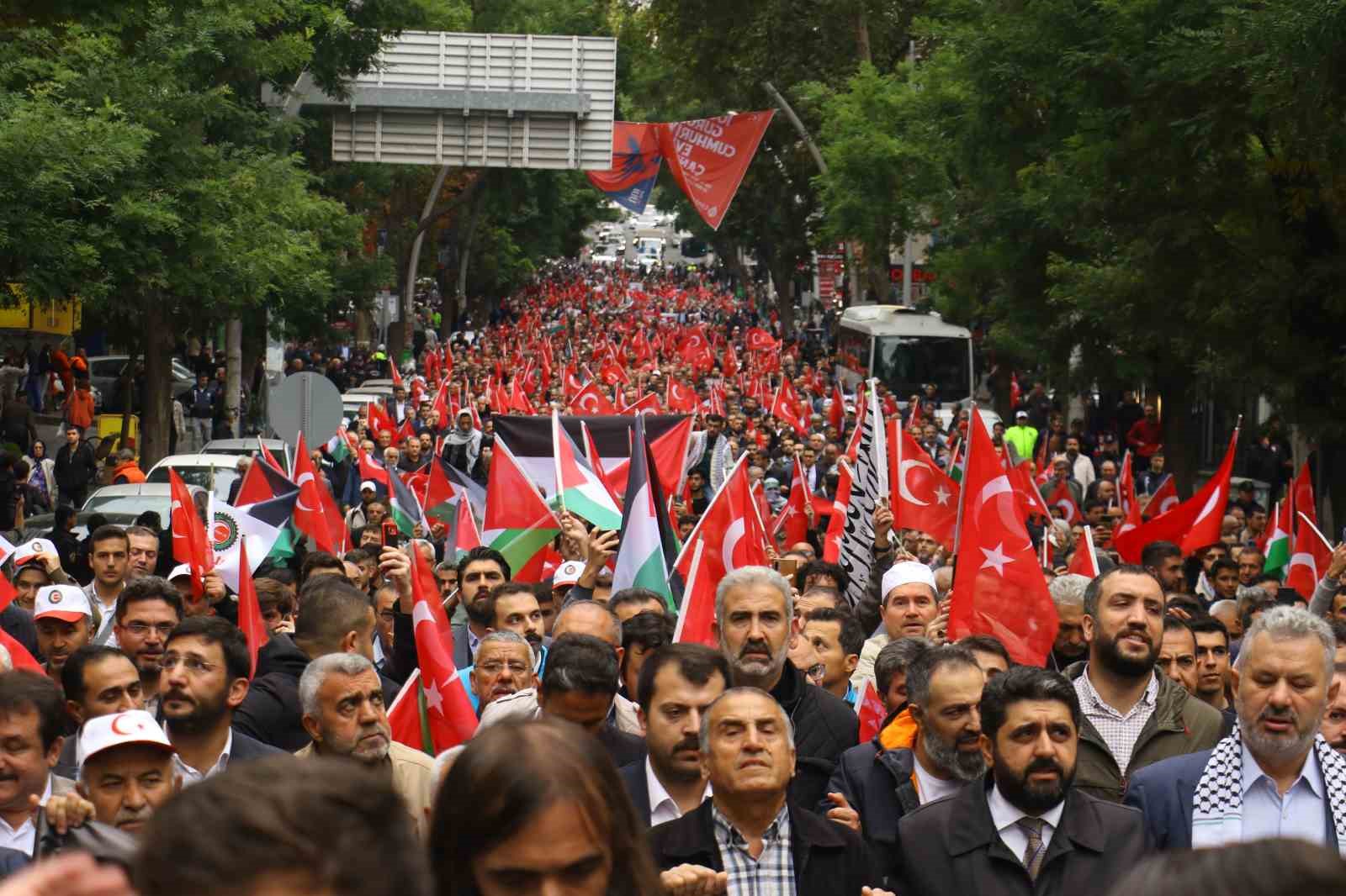 Başkent’te yüzlerce kişi Filistin için yürüdü