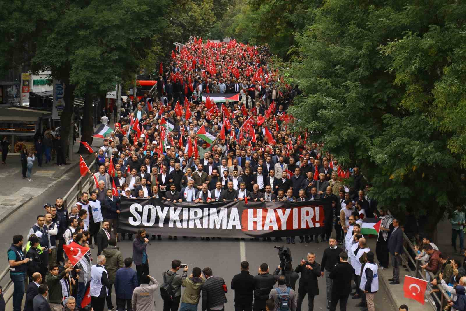 Başkent’te yüzlerce kişi Filistin için yürüdü