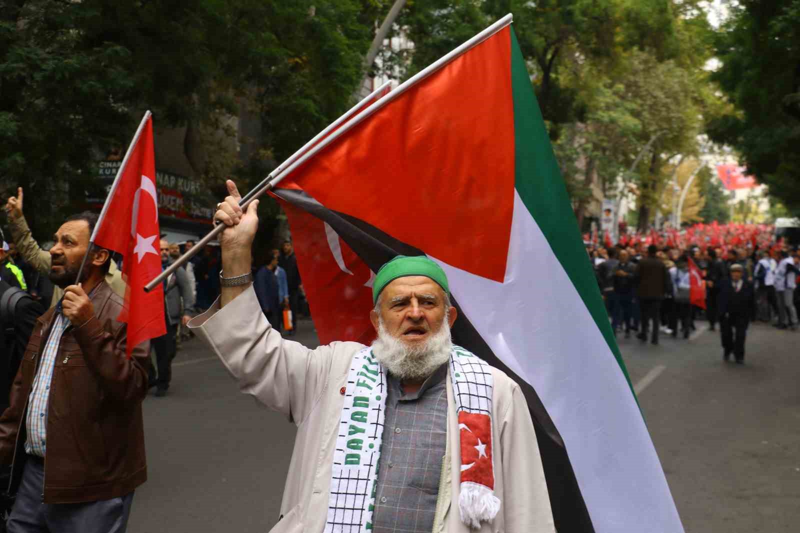 Başkent’te yüzlerce kişi Filistin için yürüdü