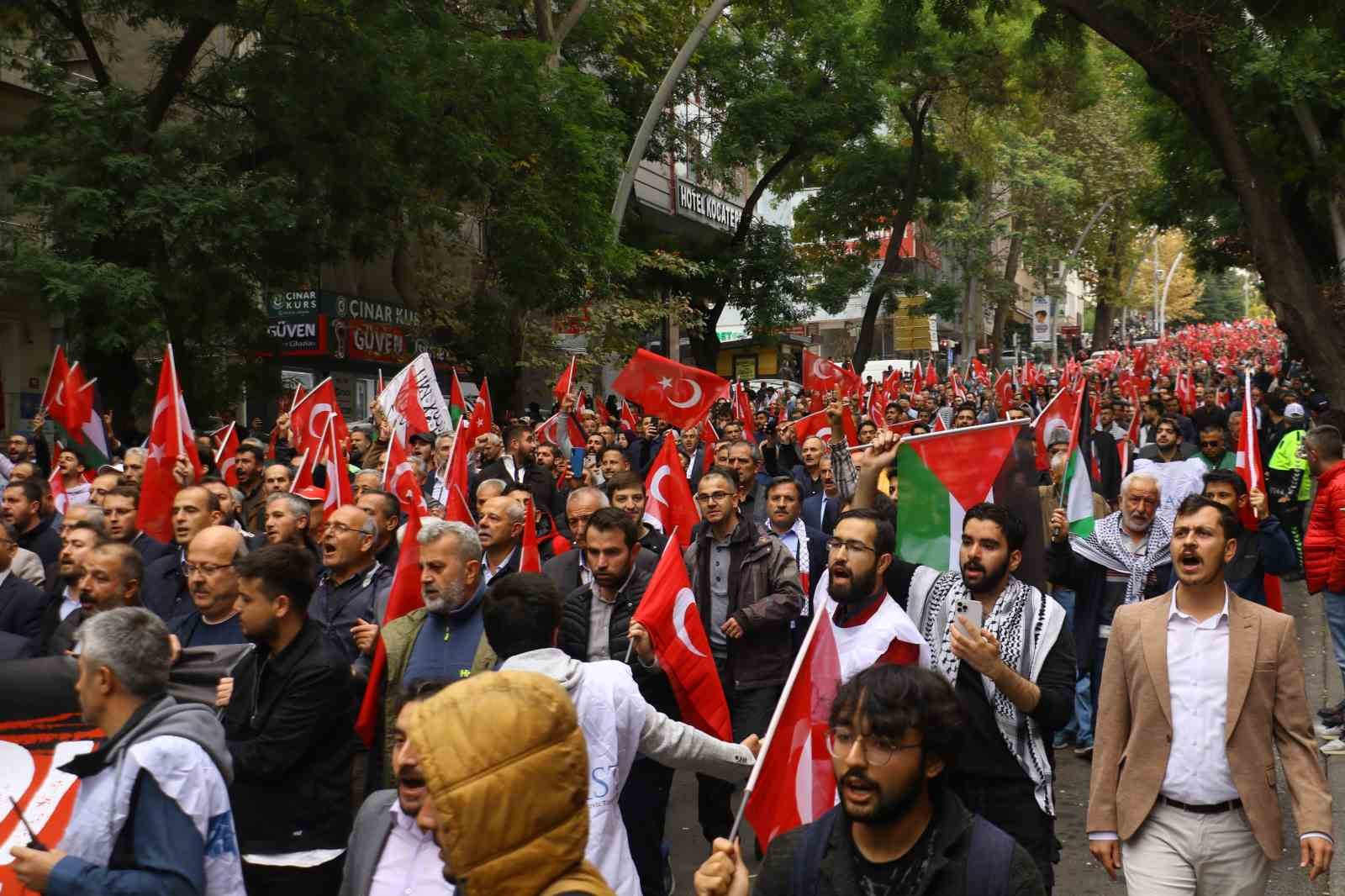 Başkent’te yüzlerce kişi Filistin için yürüdü