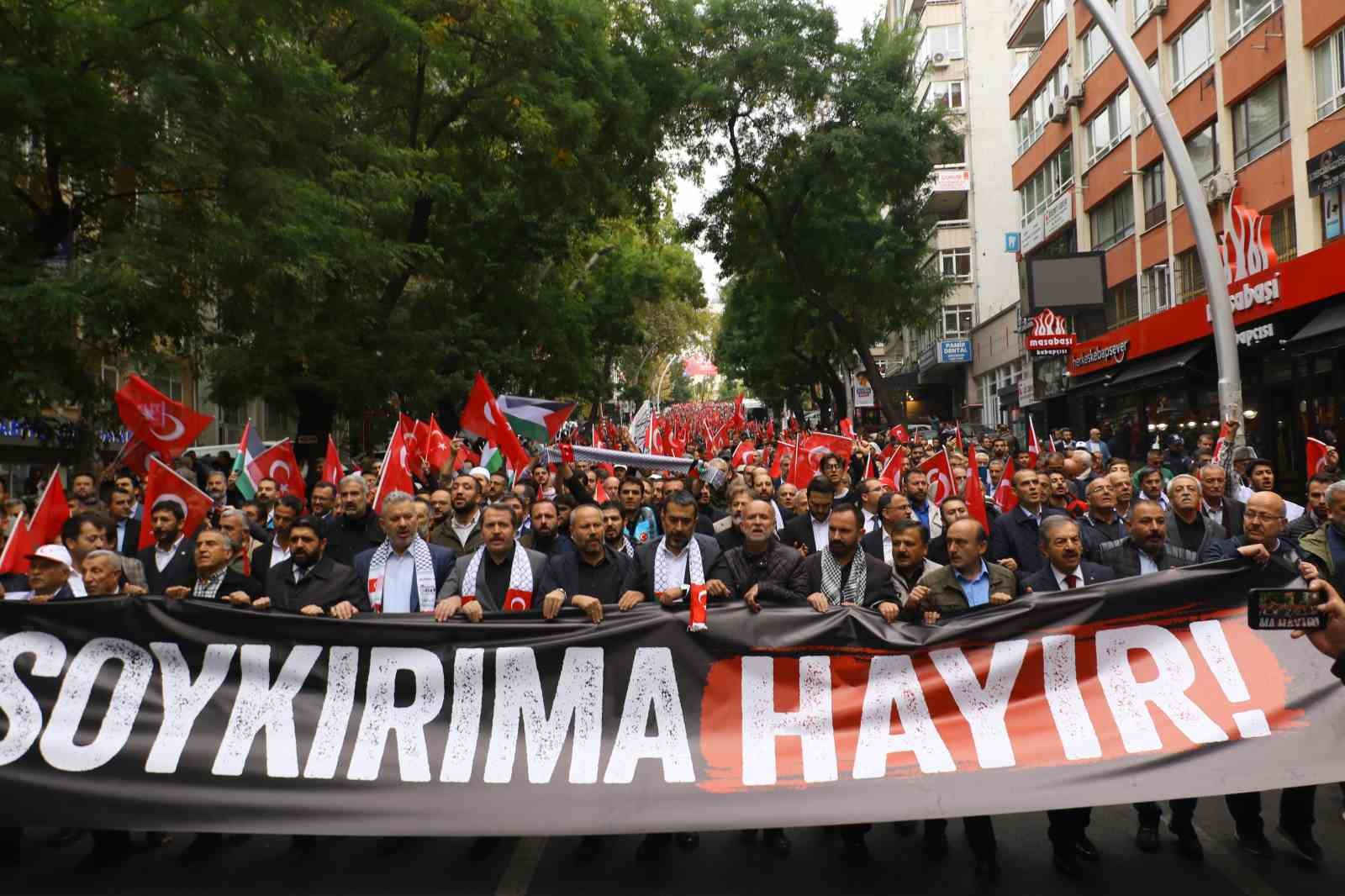 Başkent’te yüzlerce kişi Filistin için yürüdü