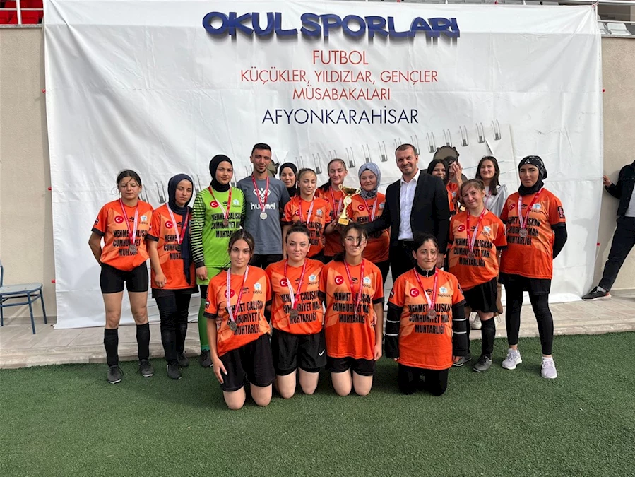 Afyonkarahisar'da Genç Kızlar Futbol Müsabakaları tamamlandı: Dereceye giren takımlar ödüllerini aldı