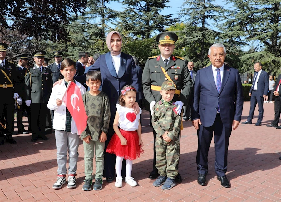 Cumhuriyetin temellerinin atıldığı ve zaferin şehri Afyonkarahisar'da kutlamalar çelenk sunumu ile başladı