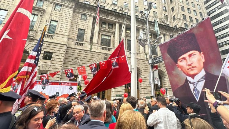 Wall Street’te Türk Bayrağı göndere çekildi