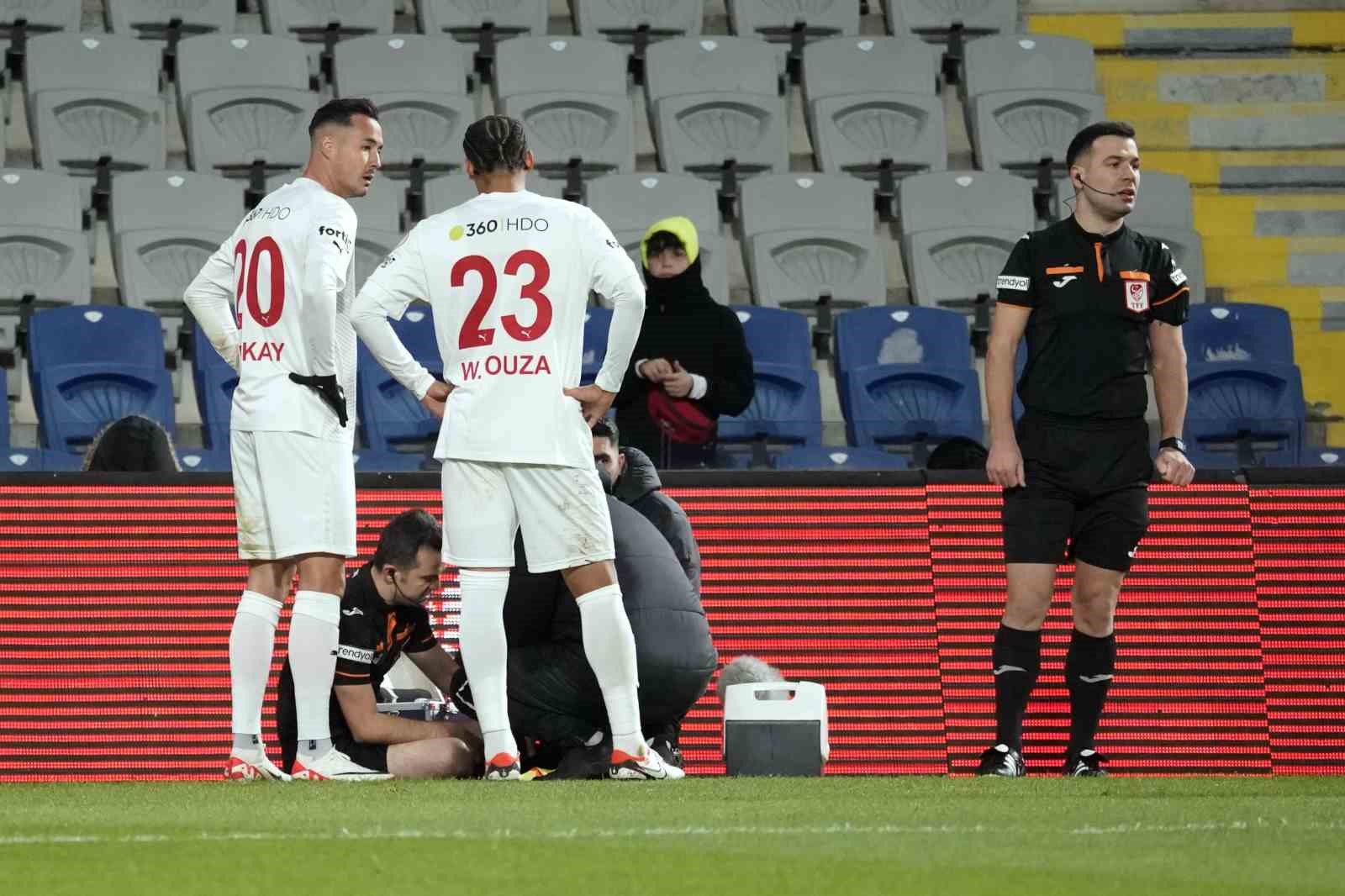 Başakşehir-Pendikspor maçında yardımcı hakem Cemil Tunç sakatlandı