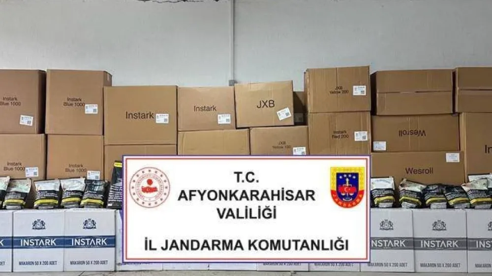 Afyon'da Kaçak Operasyonu: Bir aracın içinden tam 150 bin makaron ve 793 kg kaçak tütün çıktı