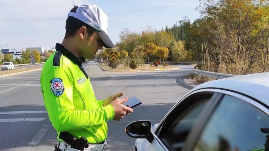 Afyon Emniyeti, "Trafik Kurallarını Yabana, Yaşamı Riske Atma" diyerek 136 araca ceza uyguladı