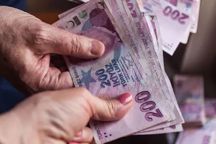 3,2 Milyar TL'lik Aylıklar Hesaplara Yatırıldı