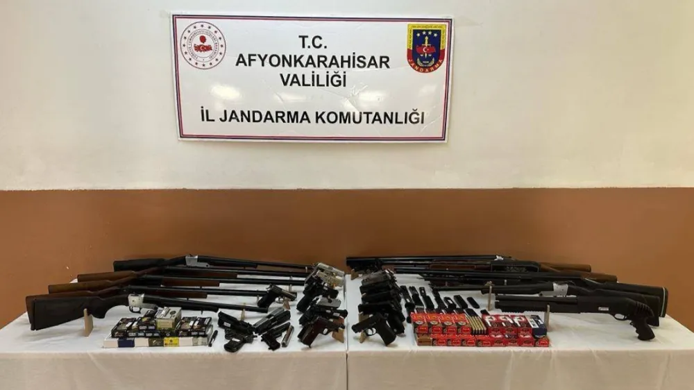 Çobanlar'da 14 Tabanca ve 8 Av Tüfeği Ele Geçirildi