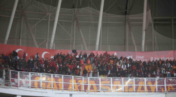 Galatasaraylı taraftarlar takımını yalnız bırakmadı