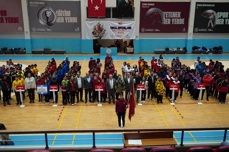 9 farklı şehirden 22 takım Afyon'da toplandı