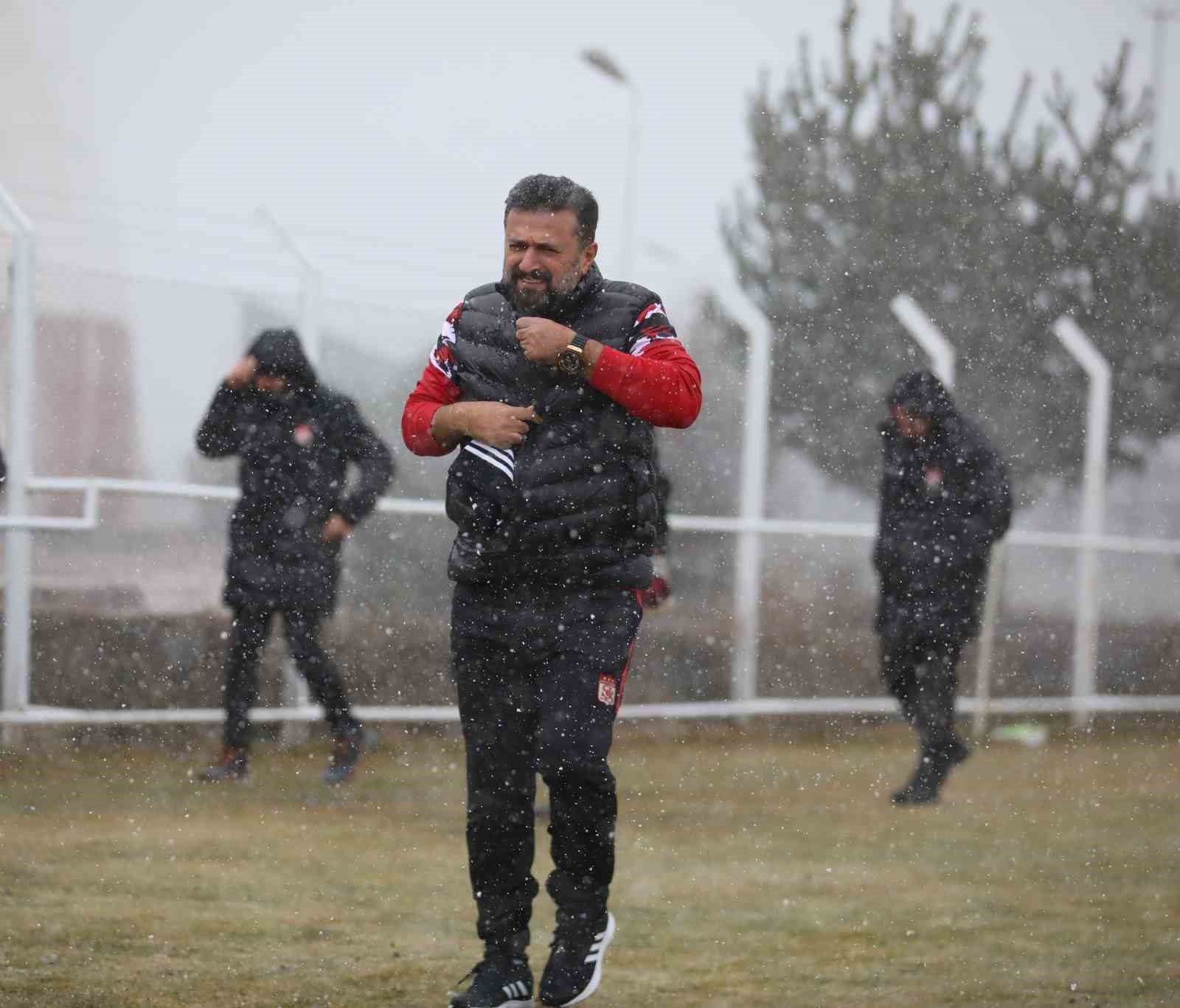 Sivasspor kar altında çalıştı