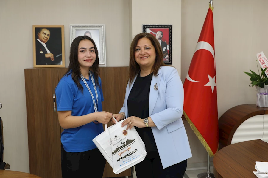 Başkan Köksal'dan Ödüllü Sporculara Destek