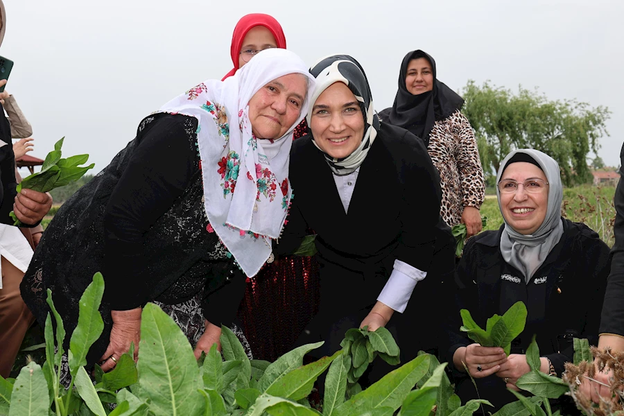 Afyonkarahisar Valisi Afyon'lu Kadınlarla İlibada Sarması Sardı