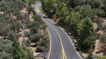 Aydın’da sürücüler ve yayalar için güvenli ve konforlu yollar oluşturan Aydın Büyükşehir Belediyesi, birçok farklı noktada yol yapım çalışmalarına hızla devam ediyor