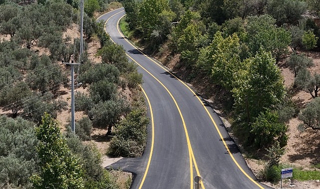 Aydın’da sürücüler ve yayalar için güvenli ve konforlu yollar oluşturan Aydın Büyükşehir Belediyesi, birçok farklı noktada yol yapım çalışmalarına hızla devam ediyor