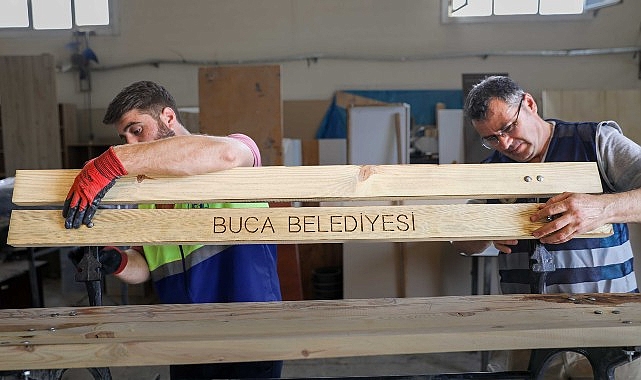 Buca’da ahşap atıklar kent mobilyasına dönüştürülüyor