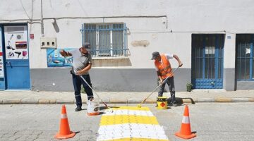 Burhaniye Belediyesi Fen İşleri Müdürlüğü ekipleri, ilçedeki yaya geçitlerini boyayarak yenileme ve bakım çalışmalarına devam ediyor