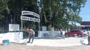 Burhaniye Belediyesi, yaklaşan Kurban Bayramı öncesinde ilçedeki mezarlıklarda kapsamlı temizlik ve bakım çalışmaları gerçekleştirdi