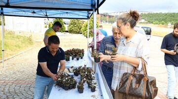 Büyükşehirden arife günü mezarlıklarda çiçek dağıtımı