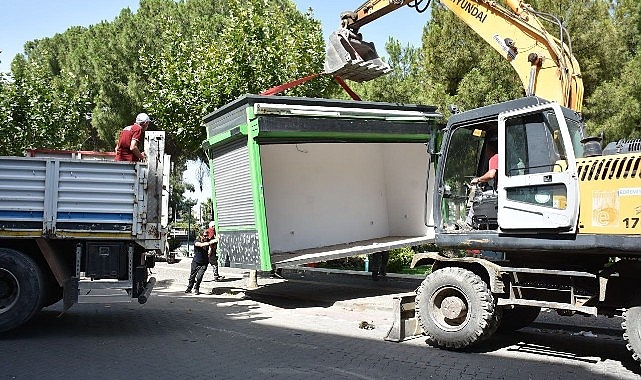 Edremit’te imar izni olmayan, kaçak ve kamu güvenliğini tehdit eden yapıların yıkımı gerçekleştiriliyor