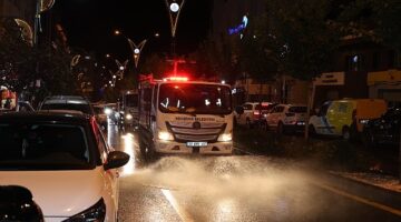 Foşur Foşur yıkanan cadde ve sokaklara gül suyu sıkıldı