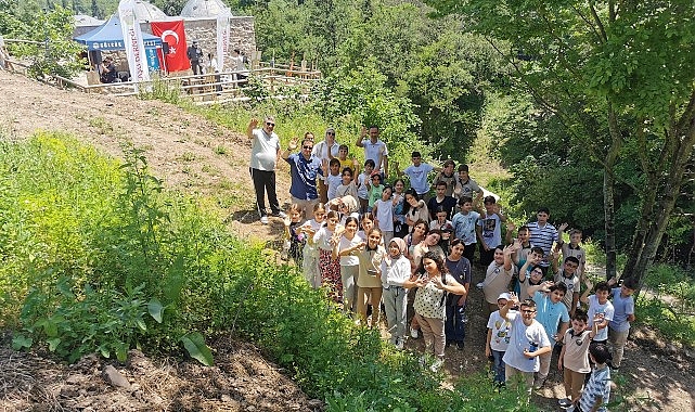 Gölcük Belediyesi tarafından başlatılan çalışma ile yeniden ihya edilerek ilçeye kazandırılan Yukarı Değirmendere’deki tarihi hamam, öğrencileri ağırladı