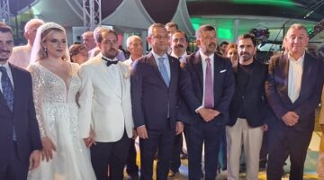 Güzelbahçe Belediye Başkanı Mustafa Günay, CHP Genel Başkanı Özgür Özel’inde katıldığı Melisa Yavaşoğlu ve Gaffar Çiçek’in düğün töreninde nikah şahitliği yaptı