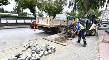 İzmir’de kaldırımlar yenileniyor