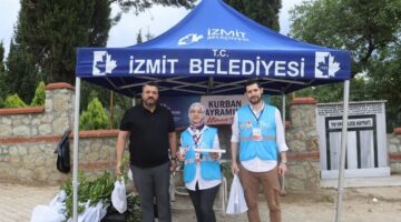 İzmit Belediyesinden mezarlık ziyaretinde bulunan vatandaşlara defne fidesi 